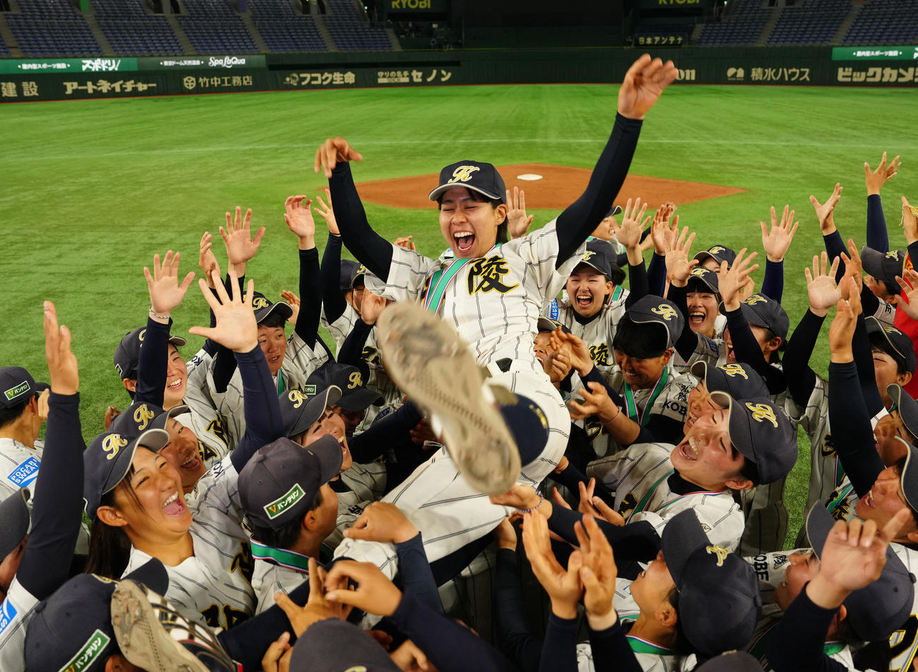 神戸弘陵対花巻東　チームメートに胴上げされる神戸弘陵・三村主将（撮影・江口和貴）