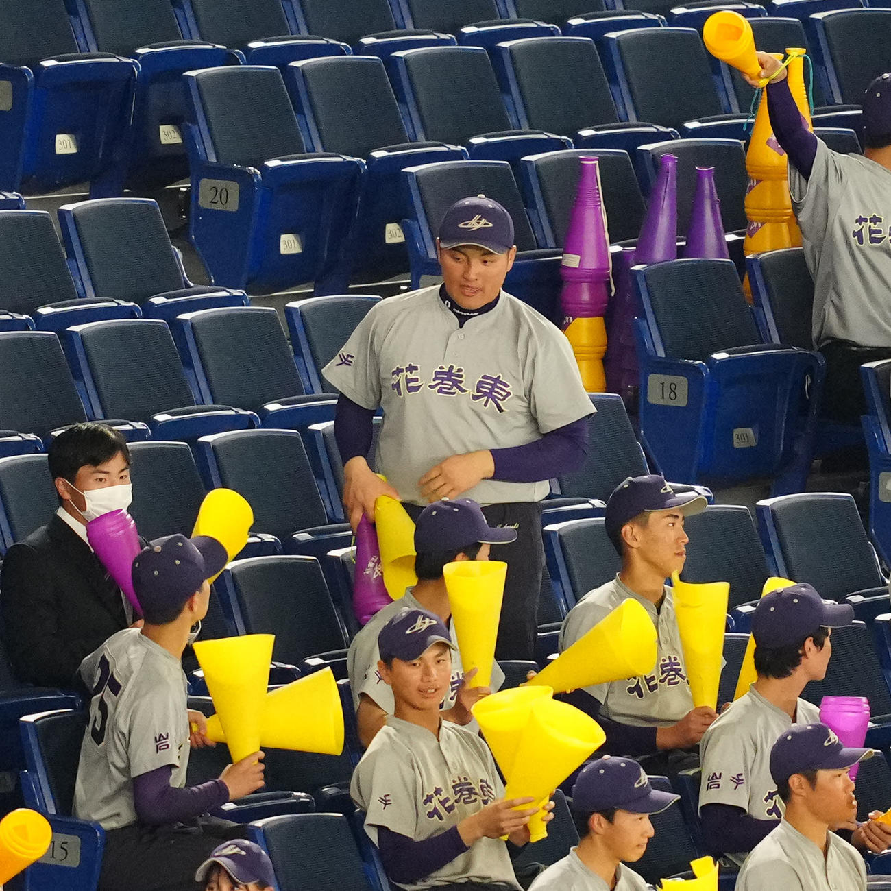 神戸弘陵対花巻東　試合前、応援の準備をする花巻東・佐々木秋羽の兄の麟太郎（中央）（撮影・江口和貴）