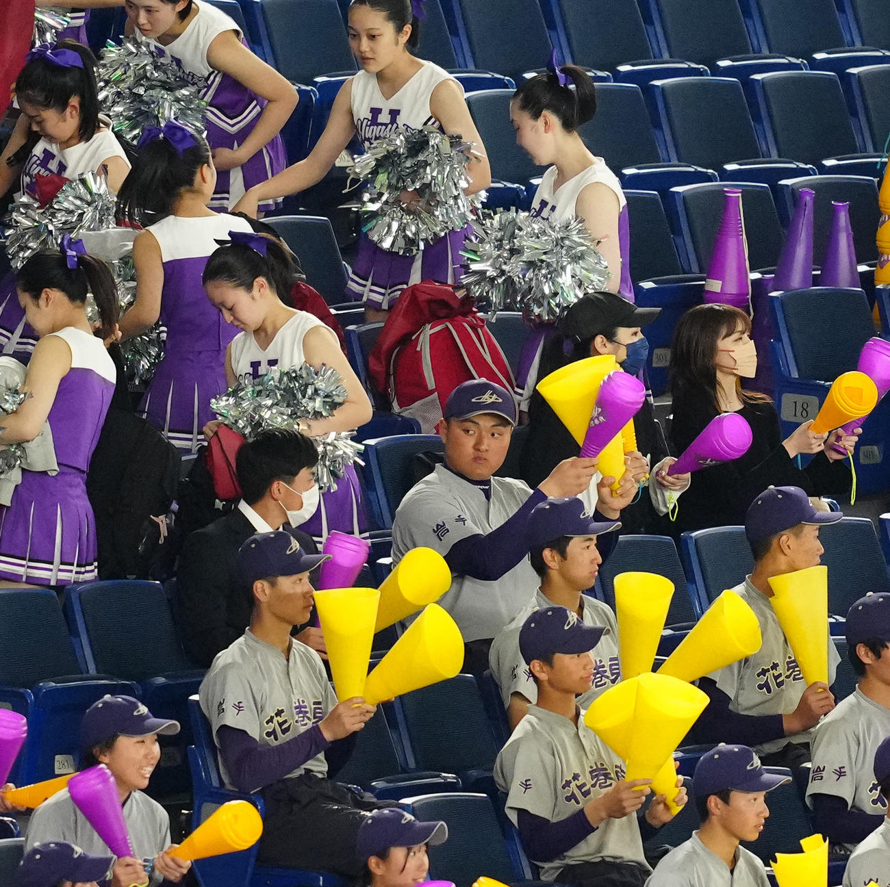 神戸弘陵対花巻東　試合前、応援席に座る花巻東・佐々木秋羽の兄の麟太郎（中央）（撮影・江口和貴）