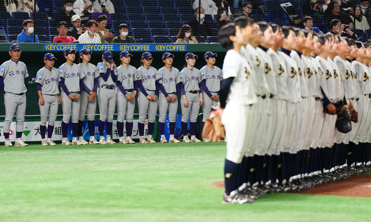 神戸弘陵対花巻東　神戸弘陵に敗れ、涙する花巻東・佐々木（左から5人目）（撮影・江口和貴）