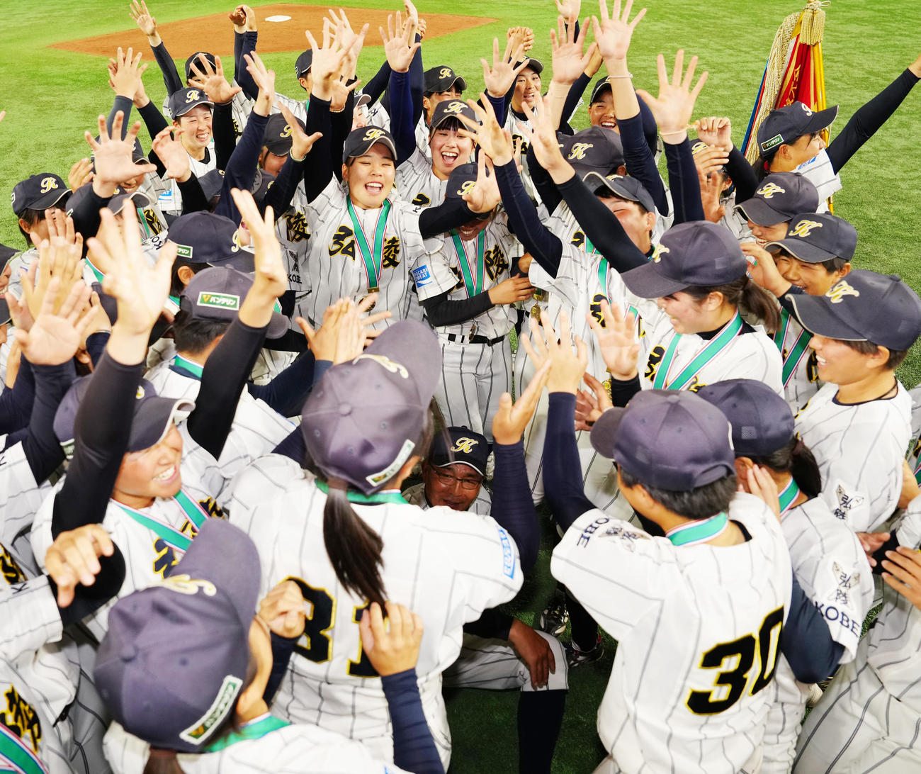 神戸弘陵対花巻東　胴上げで、わざと石原監督（中央）を上げなかった神戸弘陵の選手たち（撮影・江口和貴）