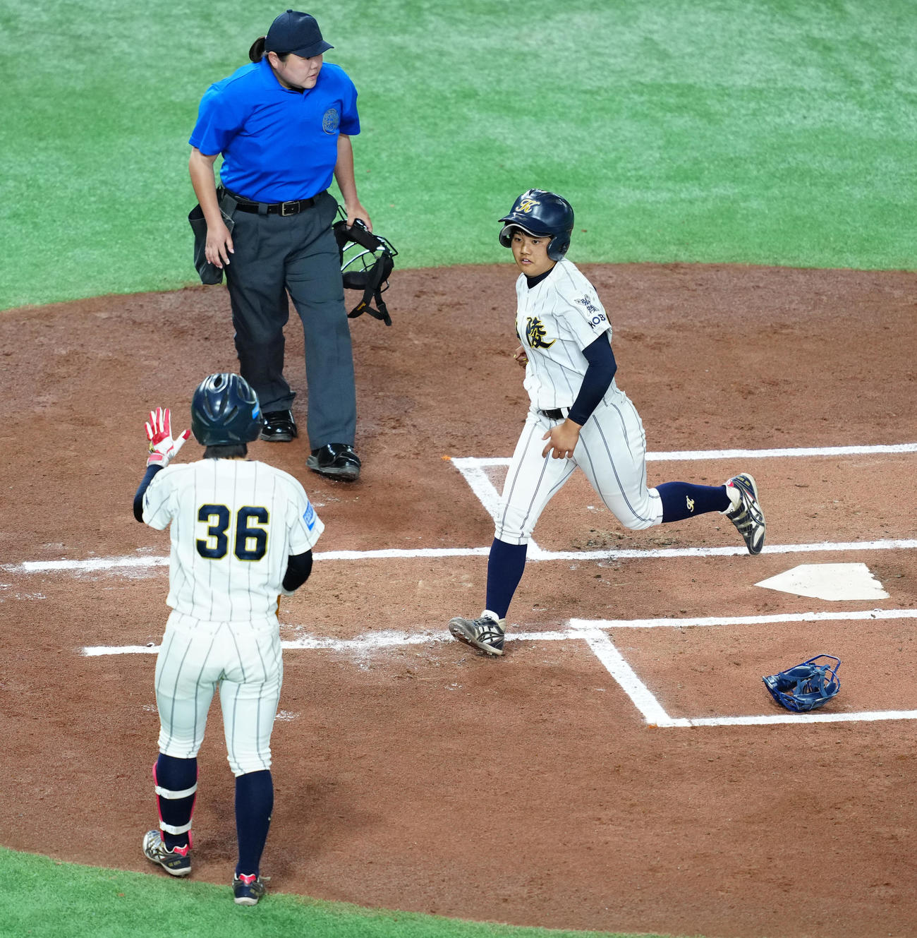 神戸弘陵対花巻東　1回表、先制の生還を果たす神戸弘陵・田垣（右）（撮影・江口和貴）
