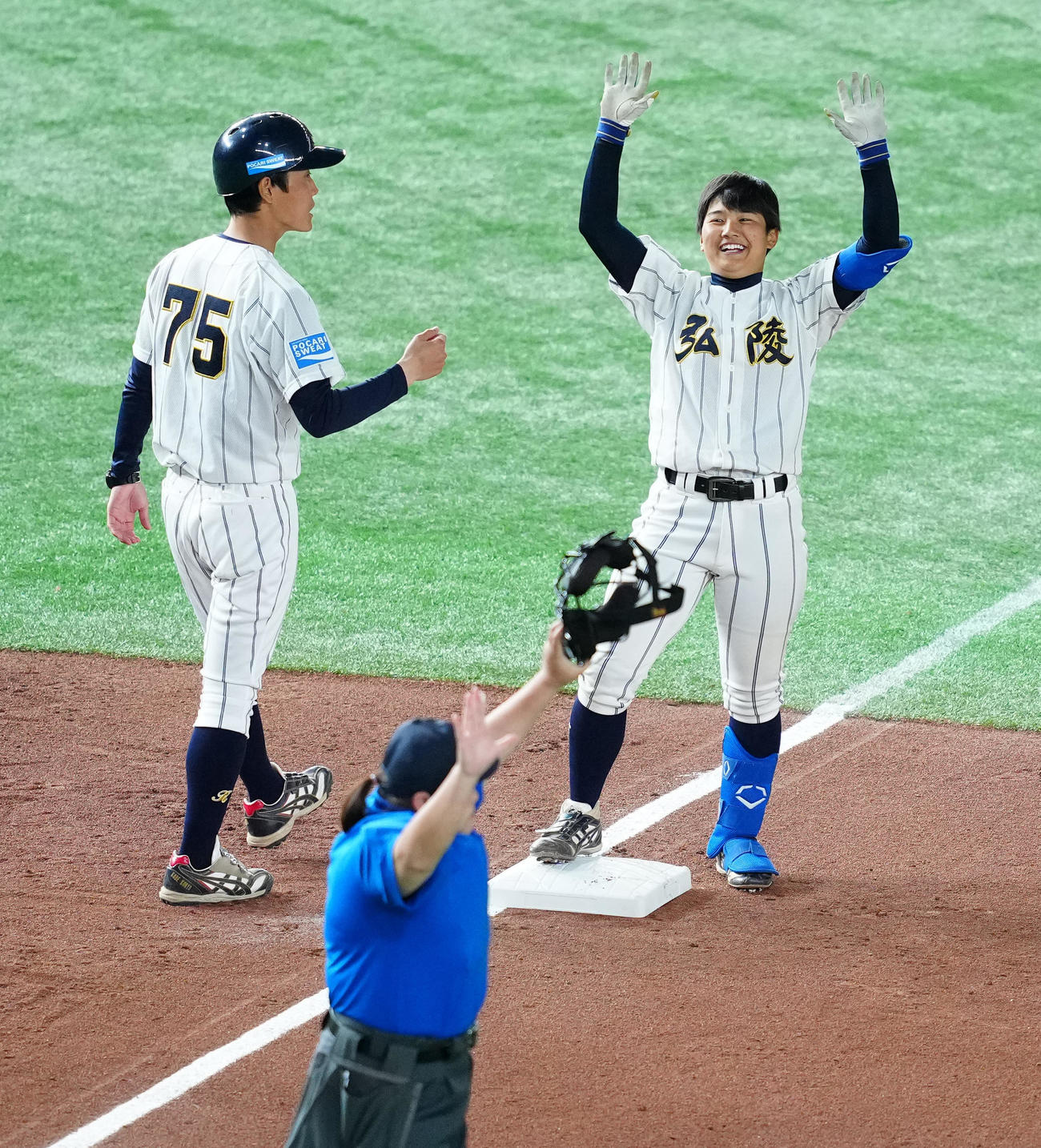 神戸弘陵対花巻東　1回表神戸弘陵無死、三塁打を放った田垣（右）（撮影・江口和貴）