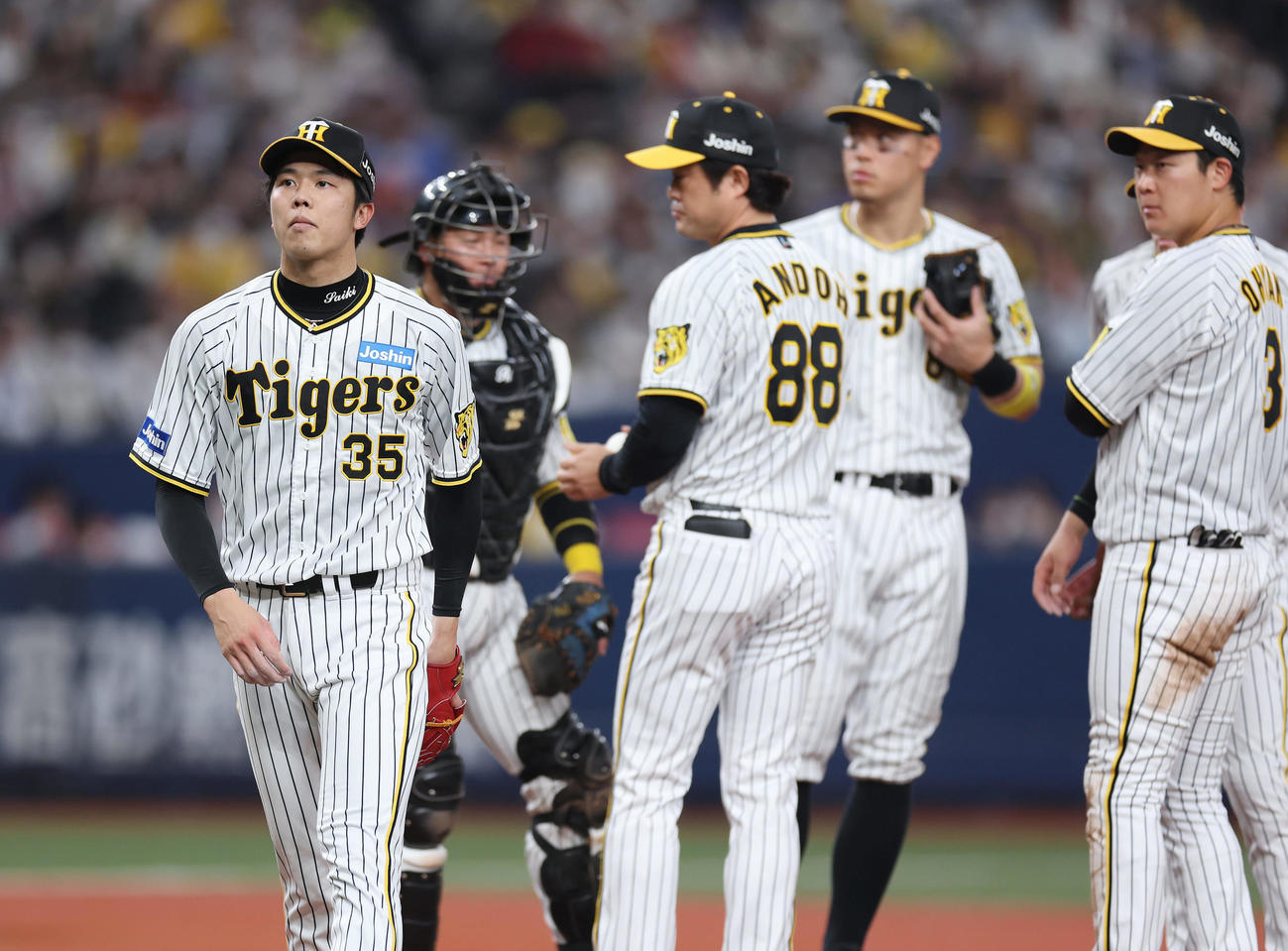 7回表DeNA1死一塁、降板となり悔しそうな表情を見せながらベンチへ引き揚げる才木（左端）（撮影・前田充）