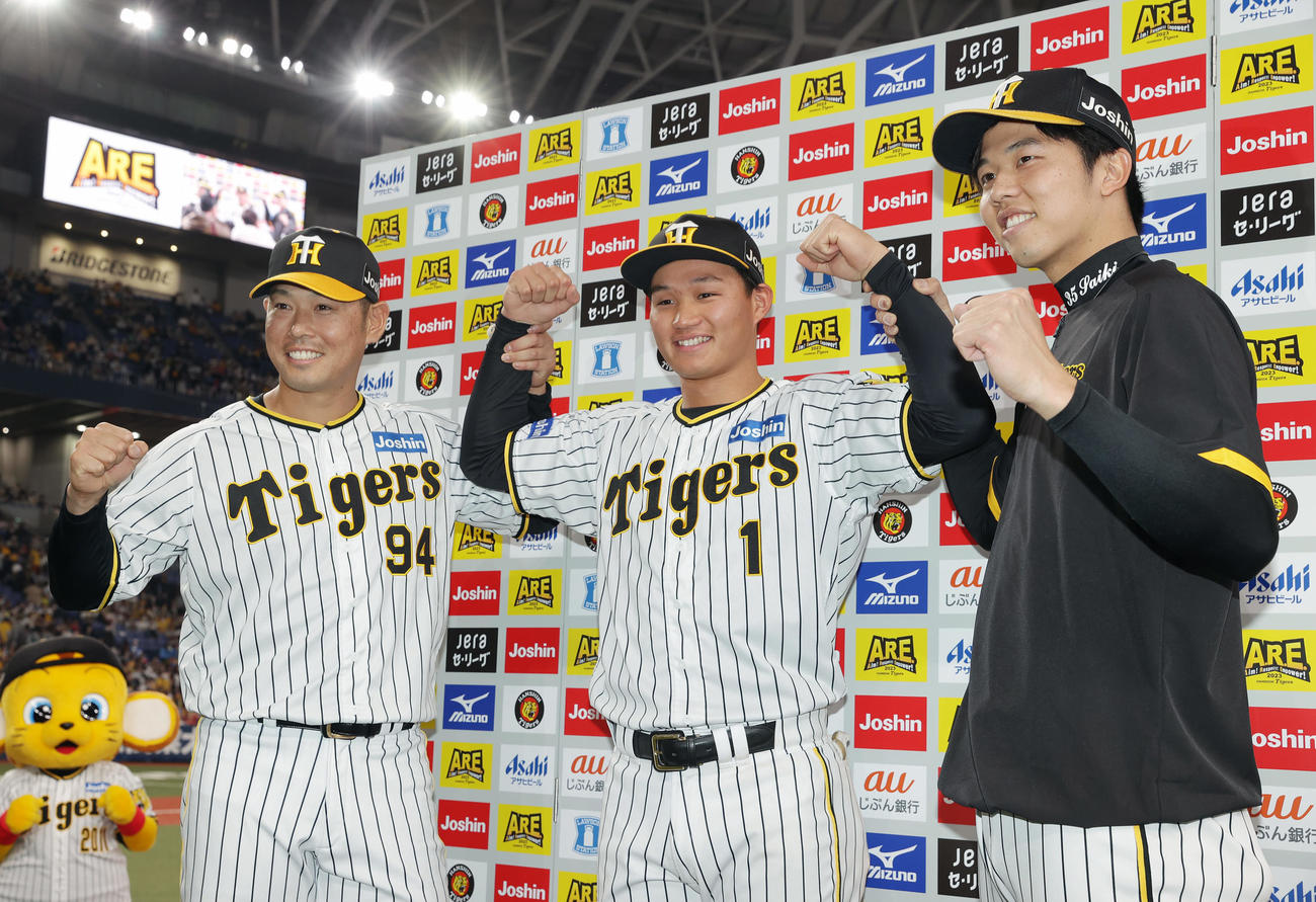 お立ち台で笑顔でポーズをとる、左から阪神原口、森下、才木（撮影・前田充）