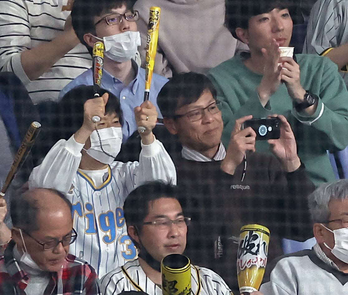 阪神対DeNA　阪神先発の才木を応援する母の久子さん（左）と父の昭義さん（撮影・上田博志）