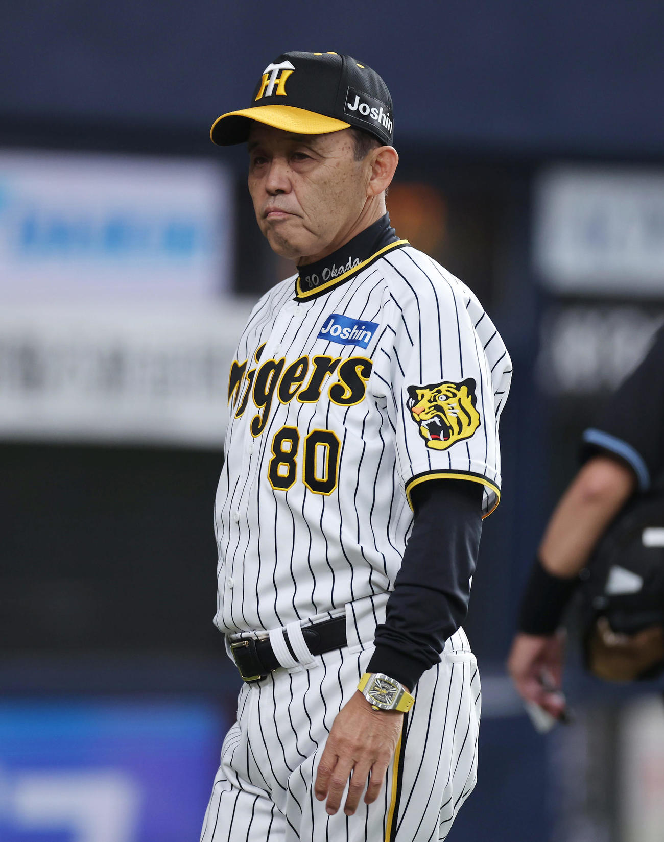阪神対DeNA 7回表DeNA1死一塁、投手交代を告げベンチへ戻る岡田監督（撮影・前田充）