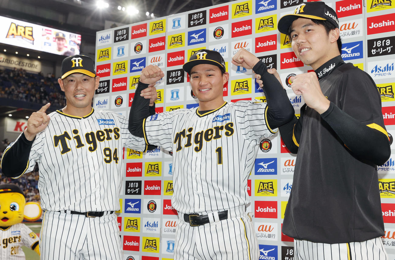 阪神対DeNA　お立ち台で笑顔を見せる、左から阪神原口、森下、才木（撮影・前田充）