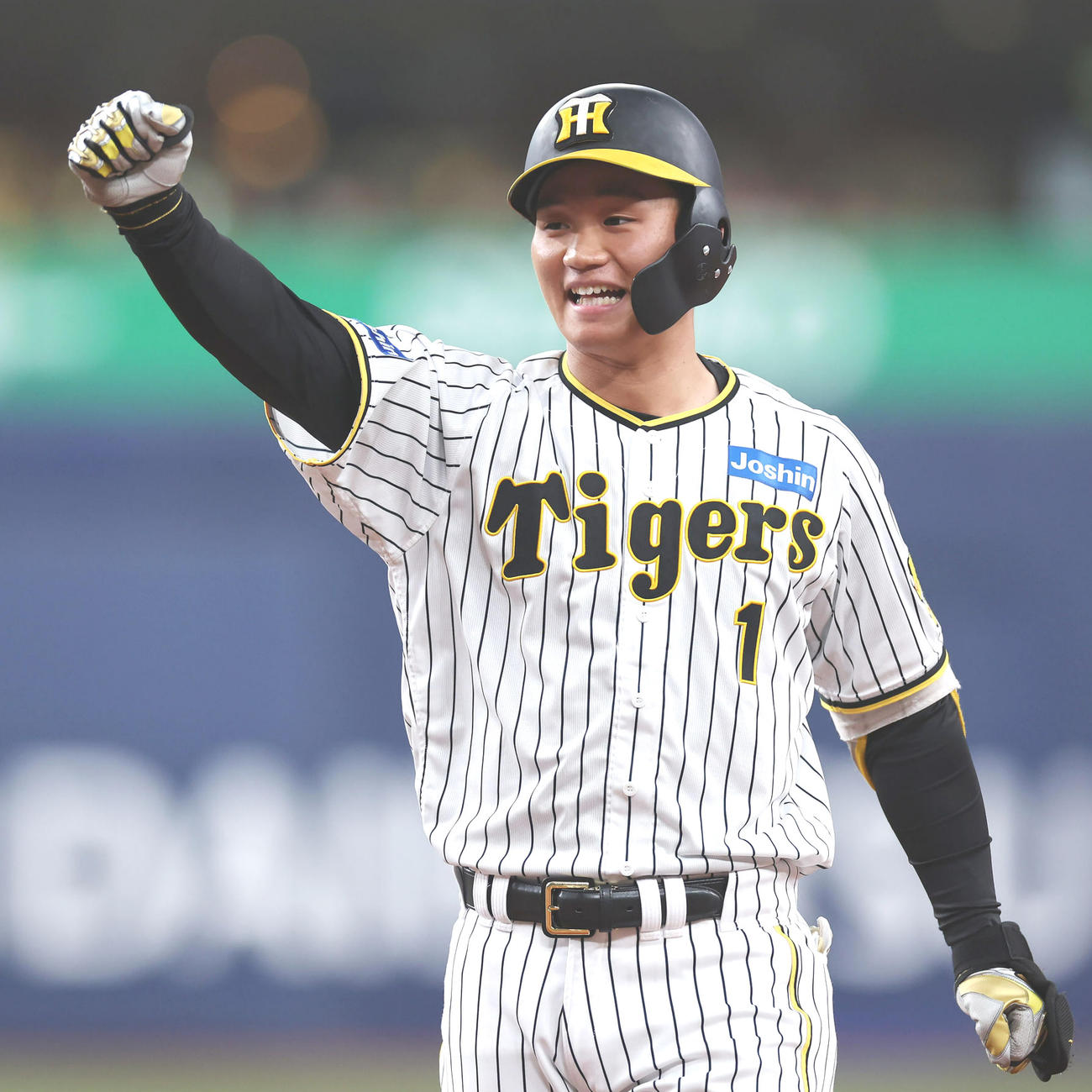 阪神対DeNA 3回裏阪神1死満塁、左前適時打を放ちガッツポーズする森下（撮影・前田充）