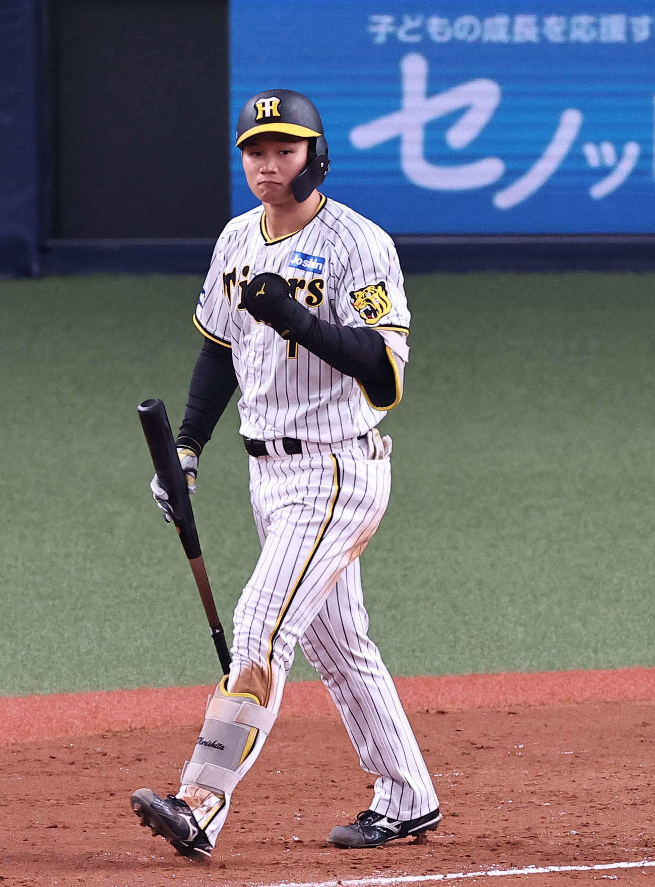 阪神対DeNA 4回裏阪神2死満塁、森下は押し出し四球を選びガッツポーズをする（撮影・上田博志）