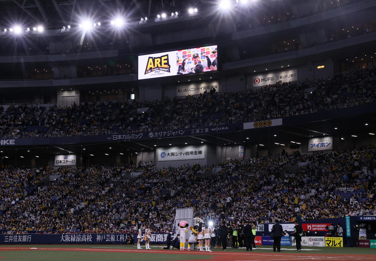 阪神対DeNA　阪神森下は初のお立ち台でファンの声援に笑顔を見せる（撮影・上山淳一）