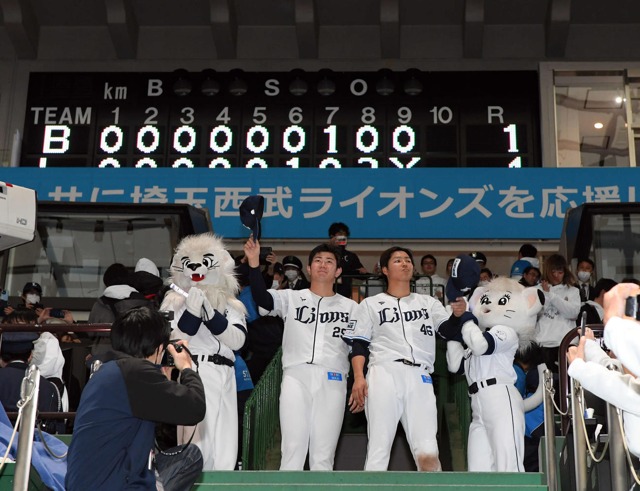 西武対オリックス　ファンの声援に応える西武青山（左）と鈴木（撮影・たえ見朱実）