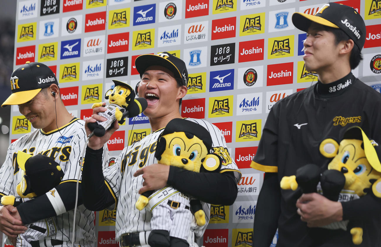 阪神対DeNA　初のお立ち台で「最高です！」と叫ぶ阪神森下。左は原口、右は才木（撮影・前田充）