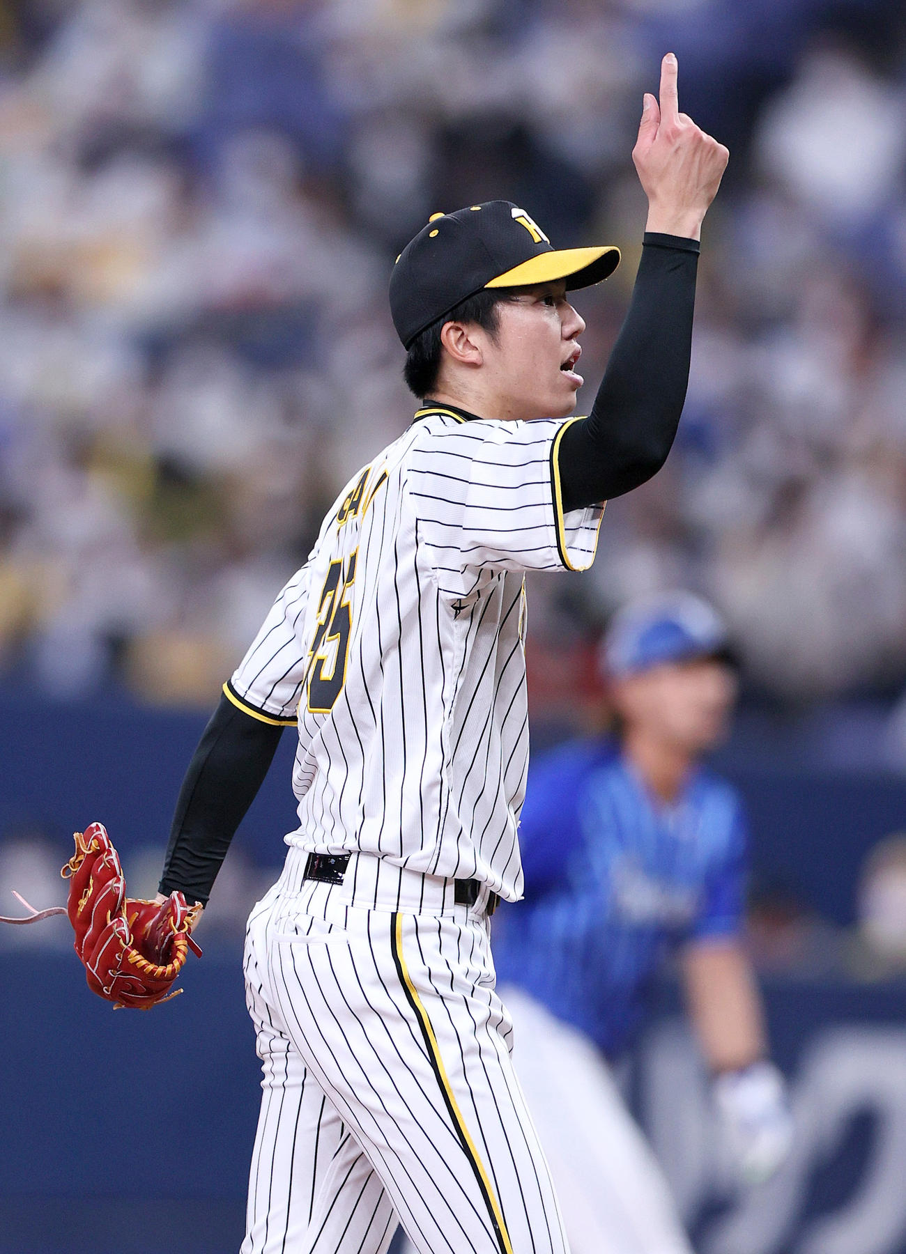 阪神対DeNA 6回表DeNA2死一塁、才木はソトの空振りを審判にアピールする（撮影・上山淳一）