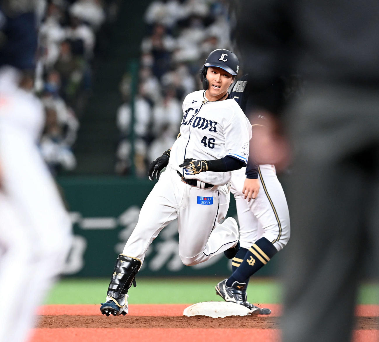 西武対オリックス　8回裏西武2死一、三塁、2点適時三塁打を放った鈴木（撮影・たえ見朱実）