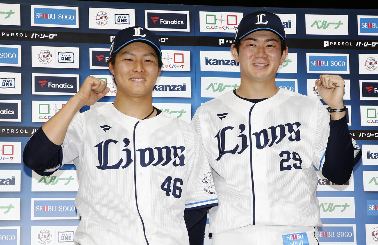 お立ち台でポーズをとる西武・鈴木（左）と青山（共同）