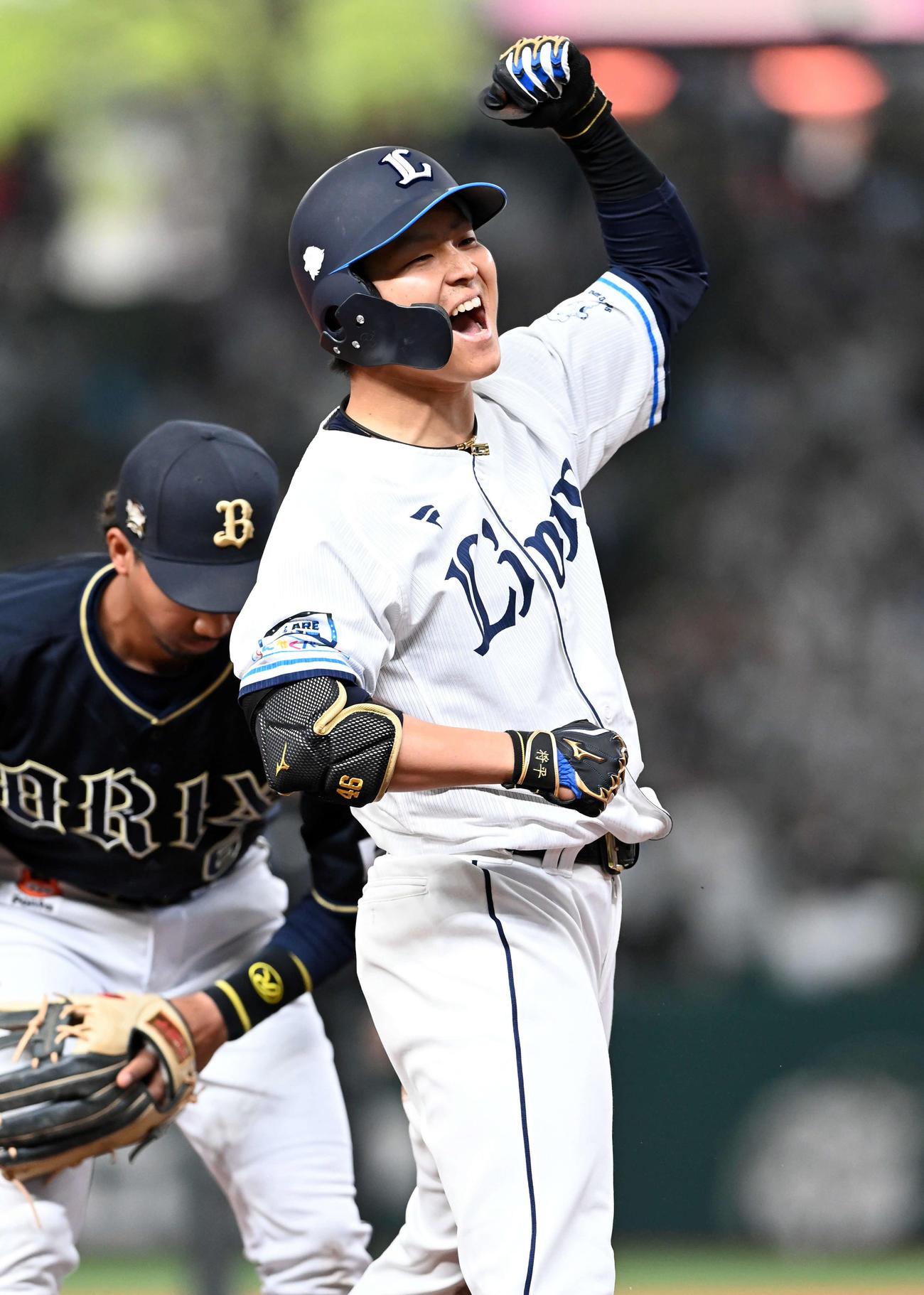 西武対オリックス　8回裏西武2死一、三塁、2点適時三塁打を放ちガッツポーズを決める鈴木（撮影・たえ見朱実）