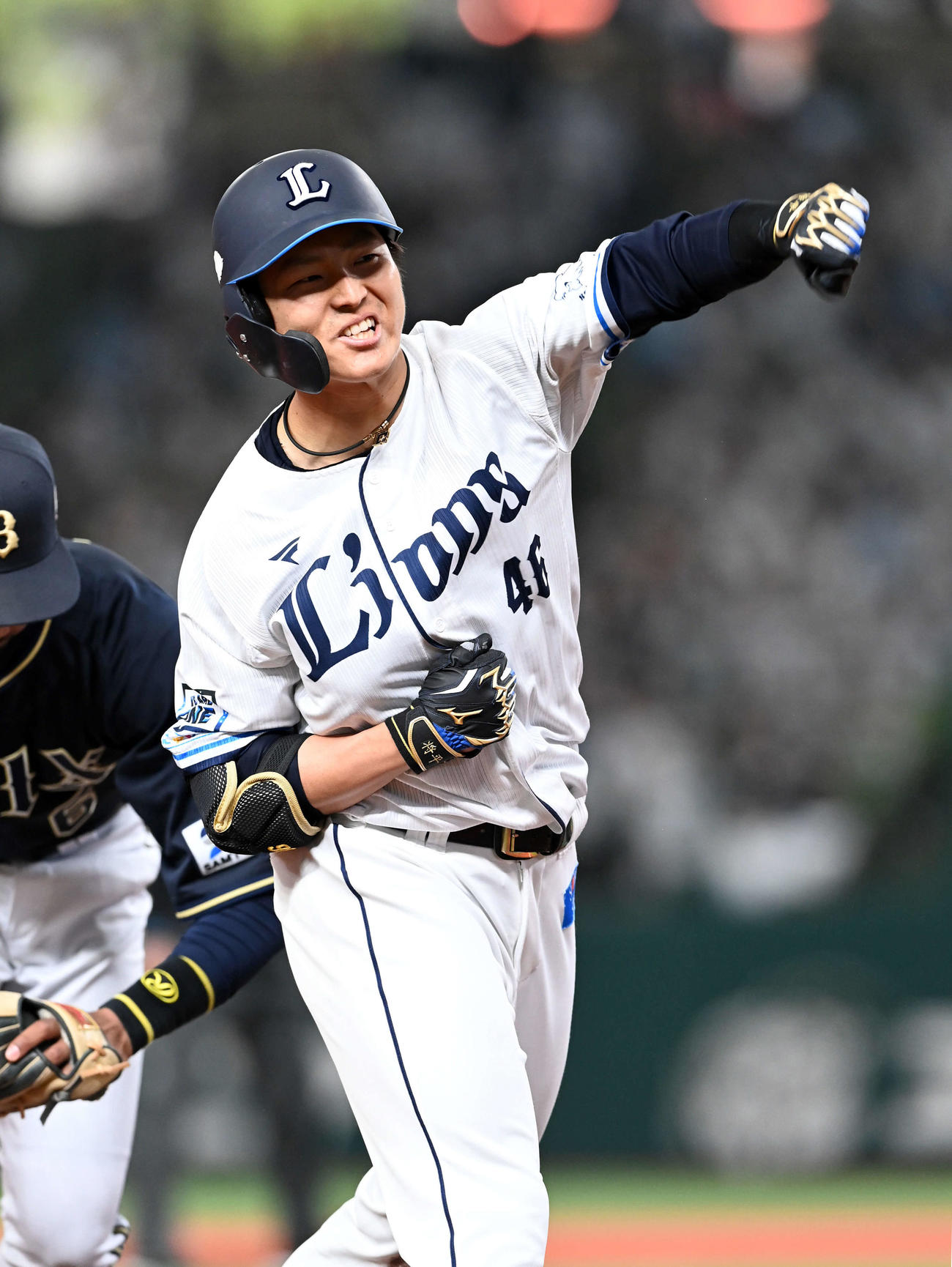 西武対オリックス　8回裏西武2死一、三塁、2点適時三塁打を放った鈴木はベンチに向かってガッツポーズ（撮影・たえ見朱実）