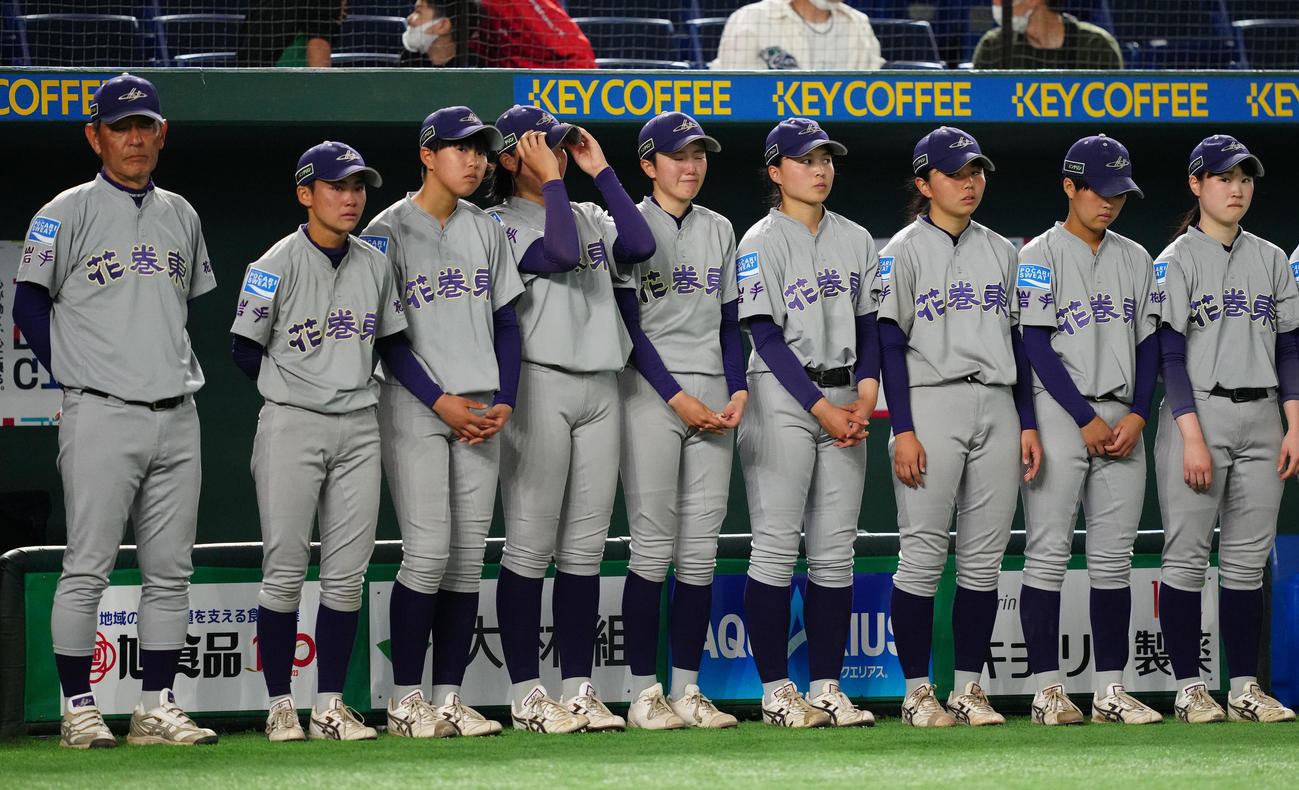 神戸弘陵対花巻東　試合後、ベンチ前に整列し、涙する花巻東・佐々木（左から5人目）。左端は三鬼監督（撮影・江口和貴）