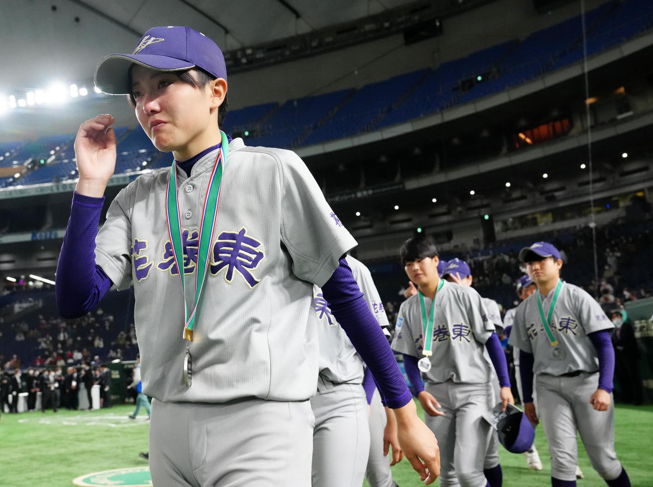 神戸弘陵対花巻東　表彰式後、引き揚げる花巻東・佐々木（撮影・江口和貴）