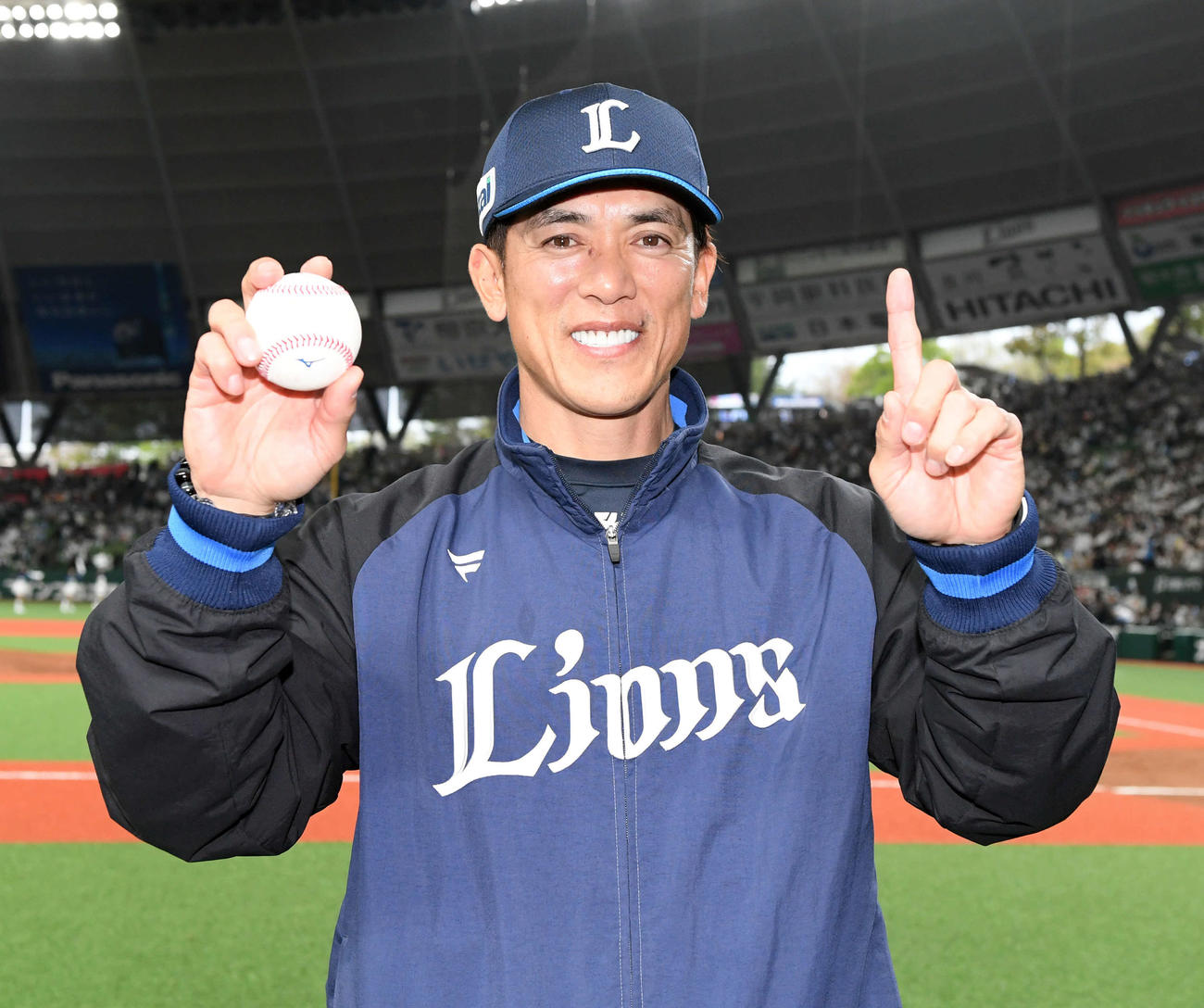 西武対オリックス　初勝利を飾り笑顔でポーズを決める西武松井監督（撮影・たえ見朱実）