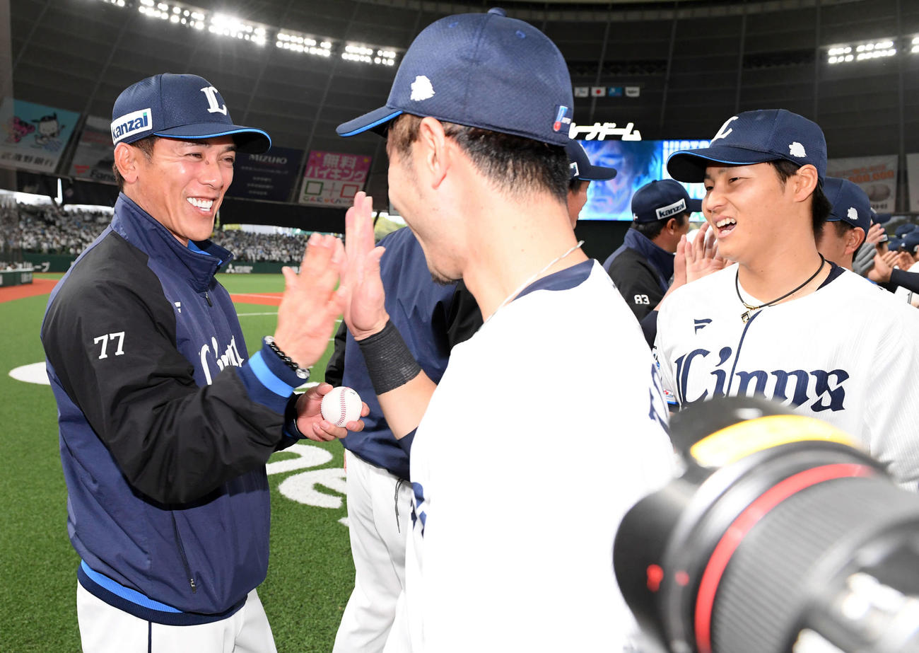 西武対オリックス　初勝利を飾り、ウイニングボールを手に笑顔でナインとハイタッチをする西武松井監督（撮影・たえ見朱実）