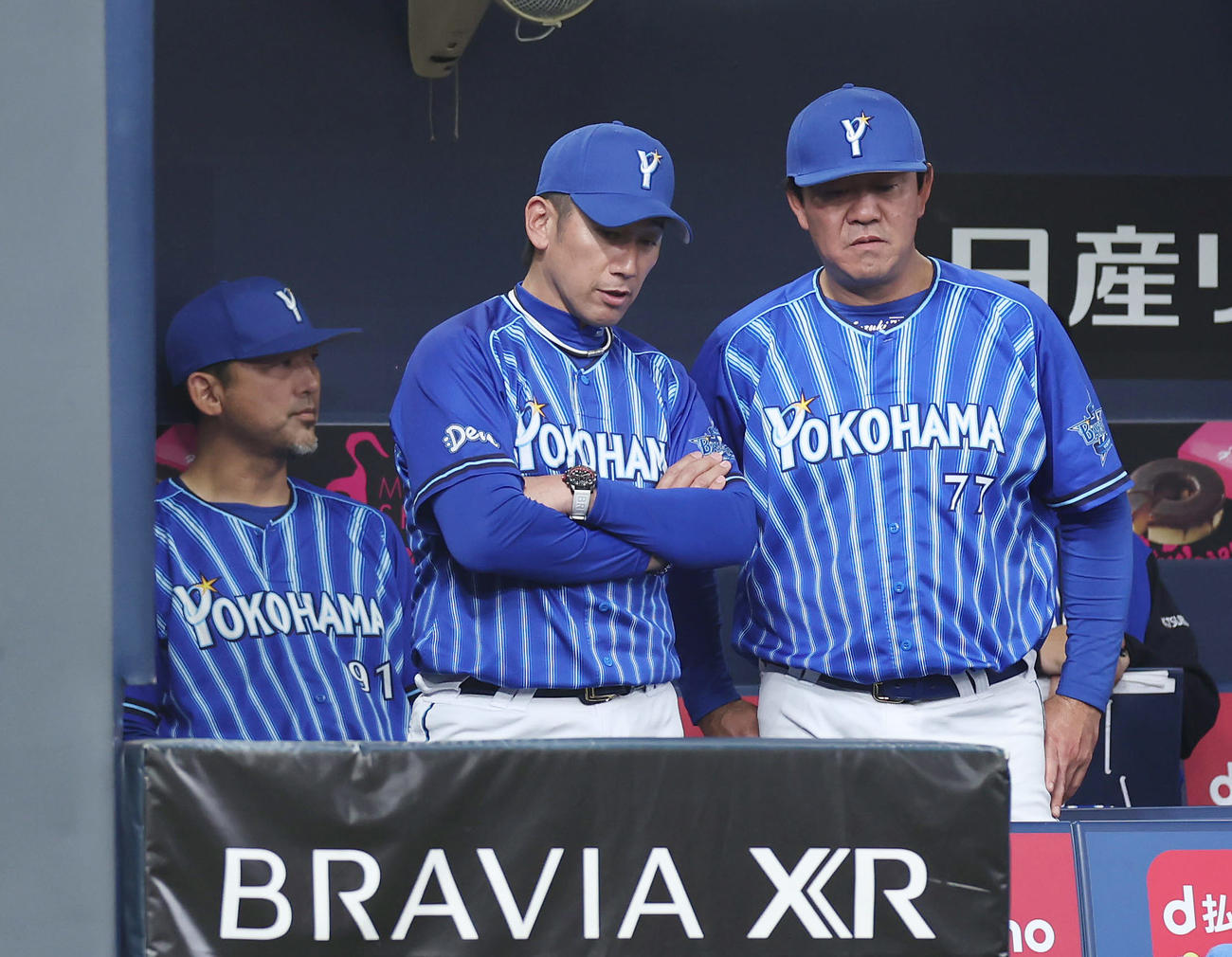 阪神対DeNA 4回を終え、ベンチで腕を組み厳しい表情を見せるDeNA三浦監督。右は鈴木コーチ、左は斎藤コーチ（撮影・前田充）