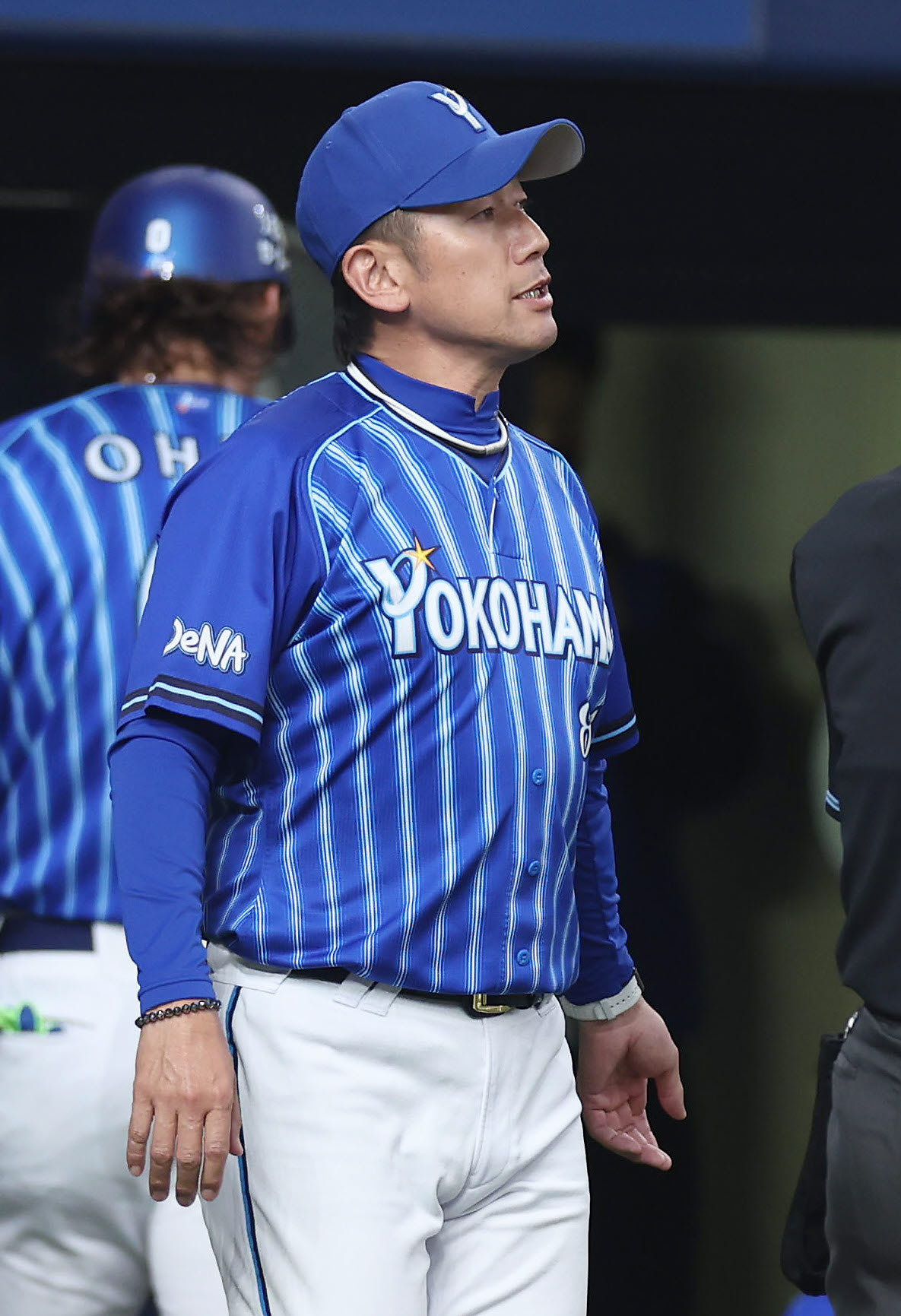 阪神対DeNA 7回表の攻撃を終え、選手交代を告げるDeNA三浦監督（撮影・前田充）