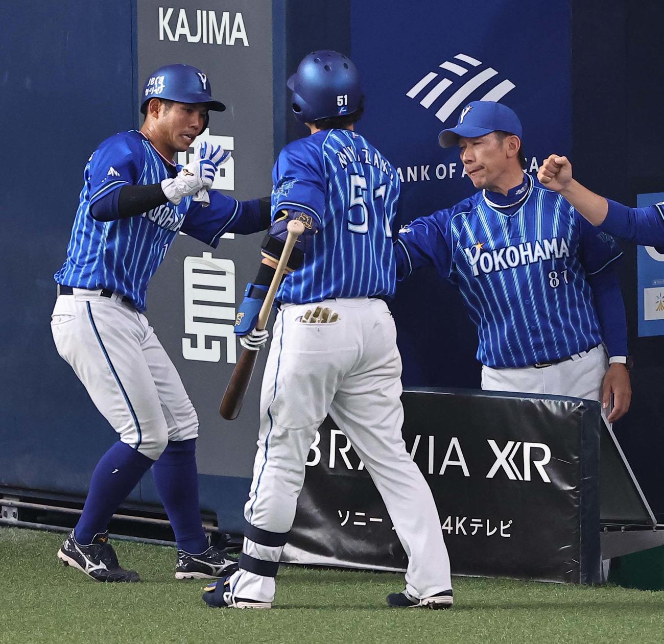 阪神対DeNA 7回表DeNA1死一、二塁、三浦監督（右）は大和の右前適時打で生還した桑原（左）を出迎える（撮影・上田博志）