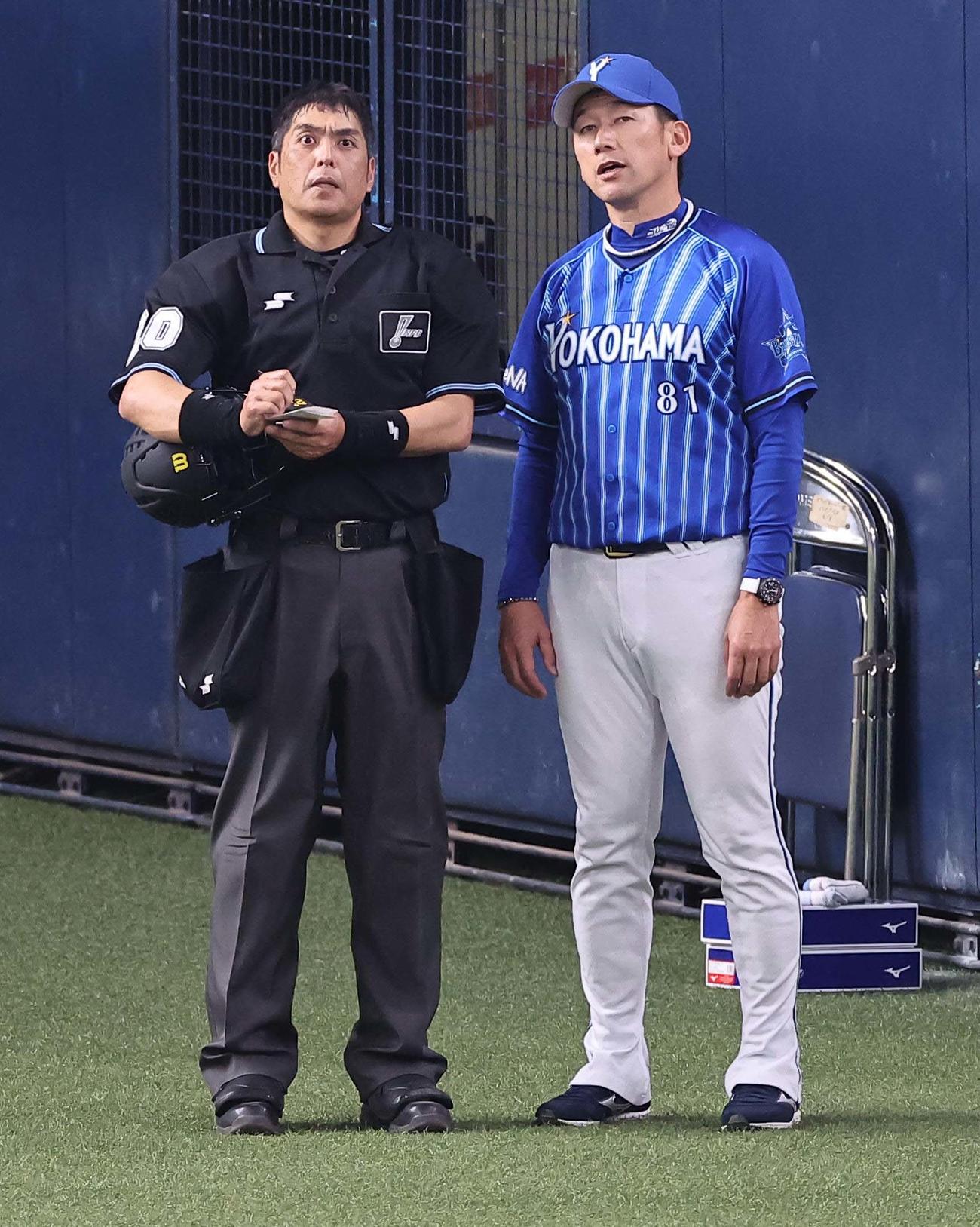 阪神対DeNA　選手交代を告げるDeNA三浦監督（撮影・上田博志）