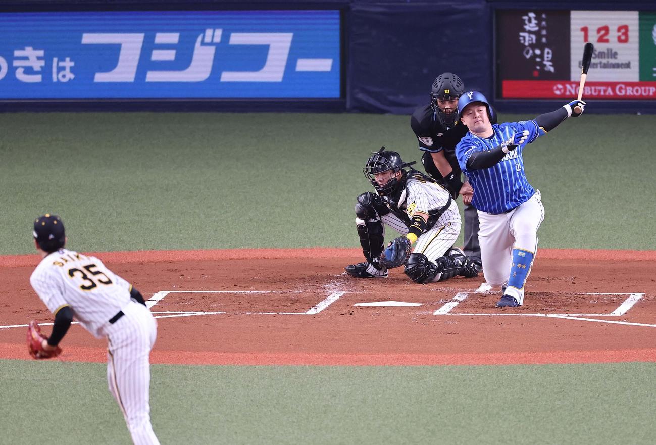 阪神対DeNA 1回表DeNA2死一塁、牧は三振に倒れる（撮影・上田博志）