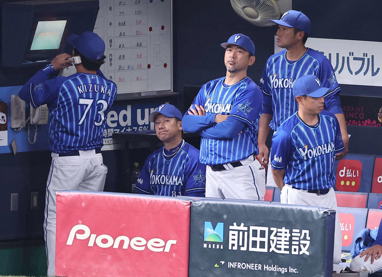 阪神対DeNA　三浦監督（左から2人目）は阪神にリードを許し渋い表情を見せる（撮影・上田博志）