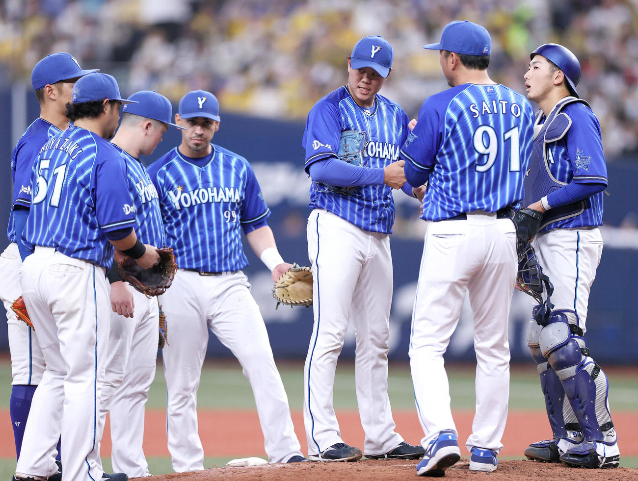 阪神対DeNA 4回裏阪神2死満塁、森下に押し出し四球を与えた上茶谷（右から3人目）のもとに集まるDeNA内野陣（撮影・上山淳一）