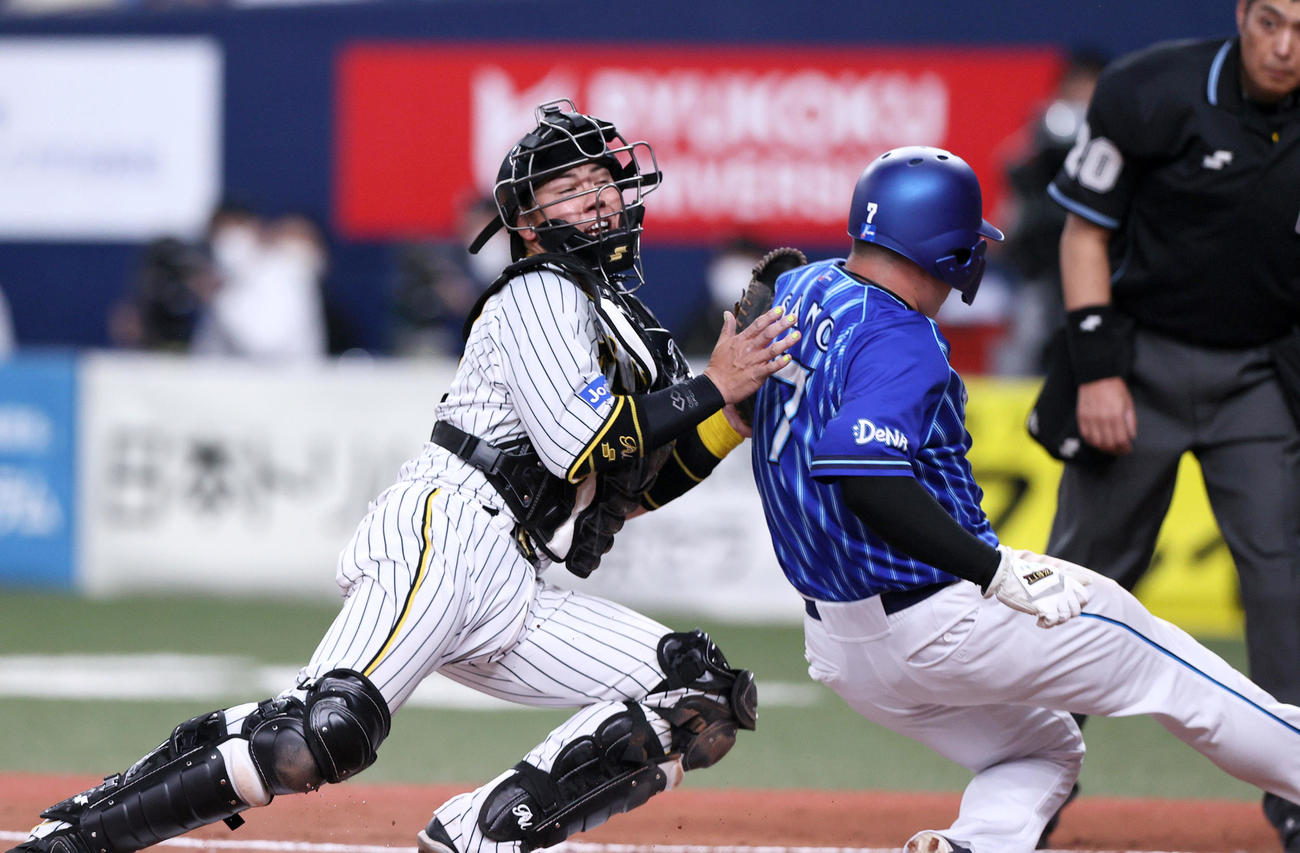 阪神対DeNA 7回表DeNA2死一、三塁、宮崎の中適時二塁打で一走佐野（手前）がホームを狙うが捕手梅野がタッチアウトにする（撮影・上山淳一）