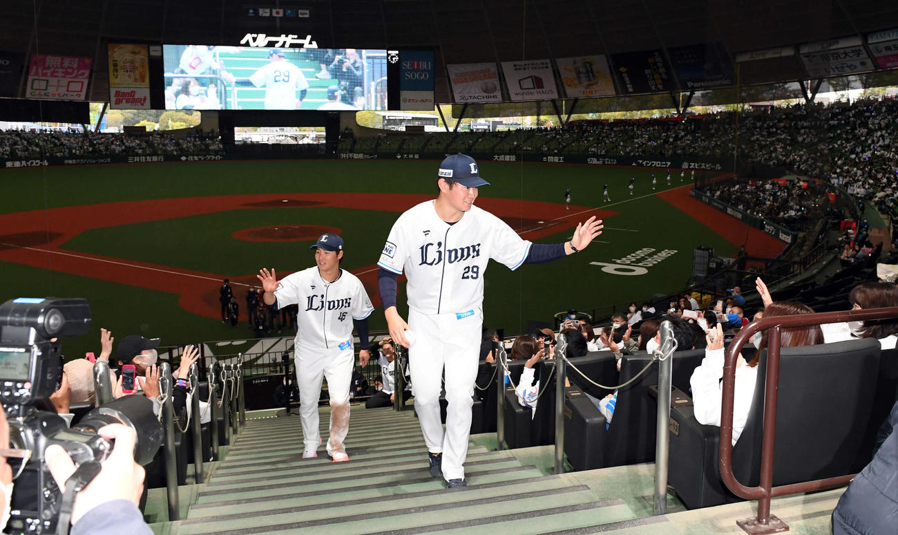 西武対オリックス　この日のヒーロー西武青山（右）と鈴木はファンの声援を受け「ビクトリーロード」を上がる（撮影・たえ見朱実）