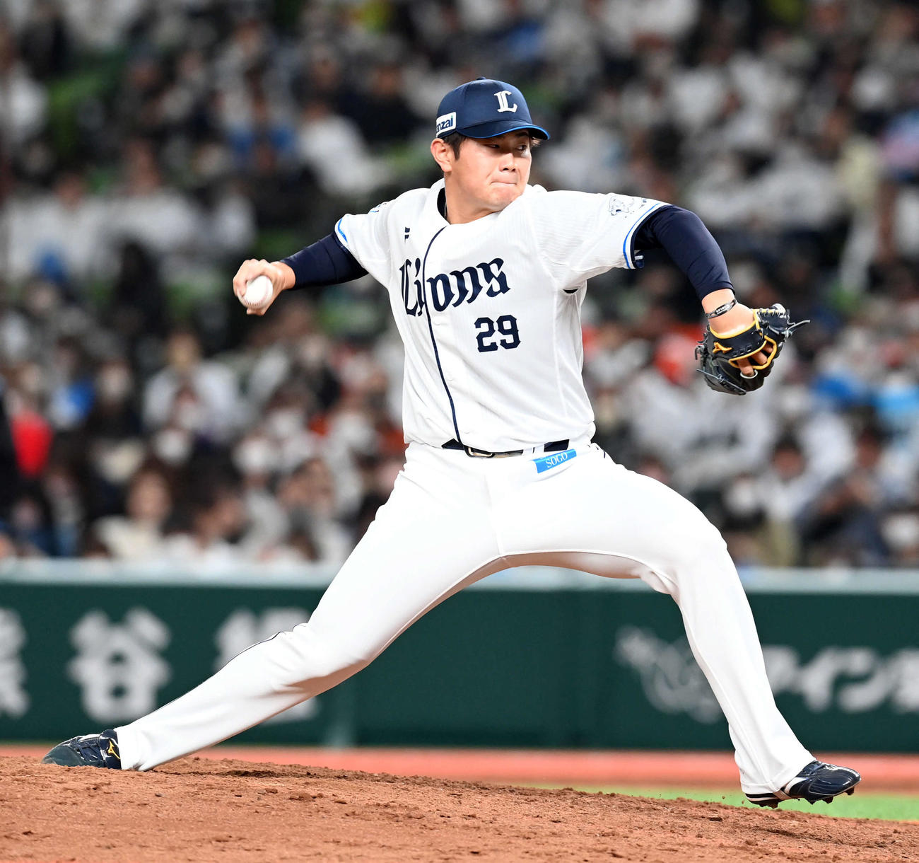 西武対オリックス　9回からマウンドに上がった西武青山（撮影・たえ見朱実）