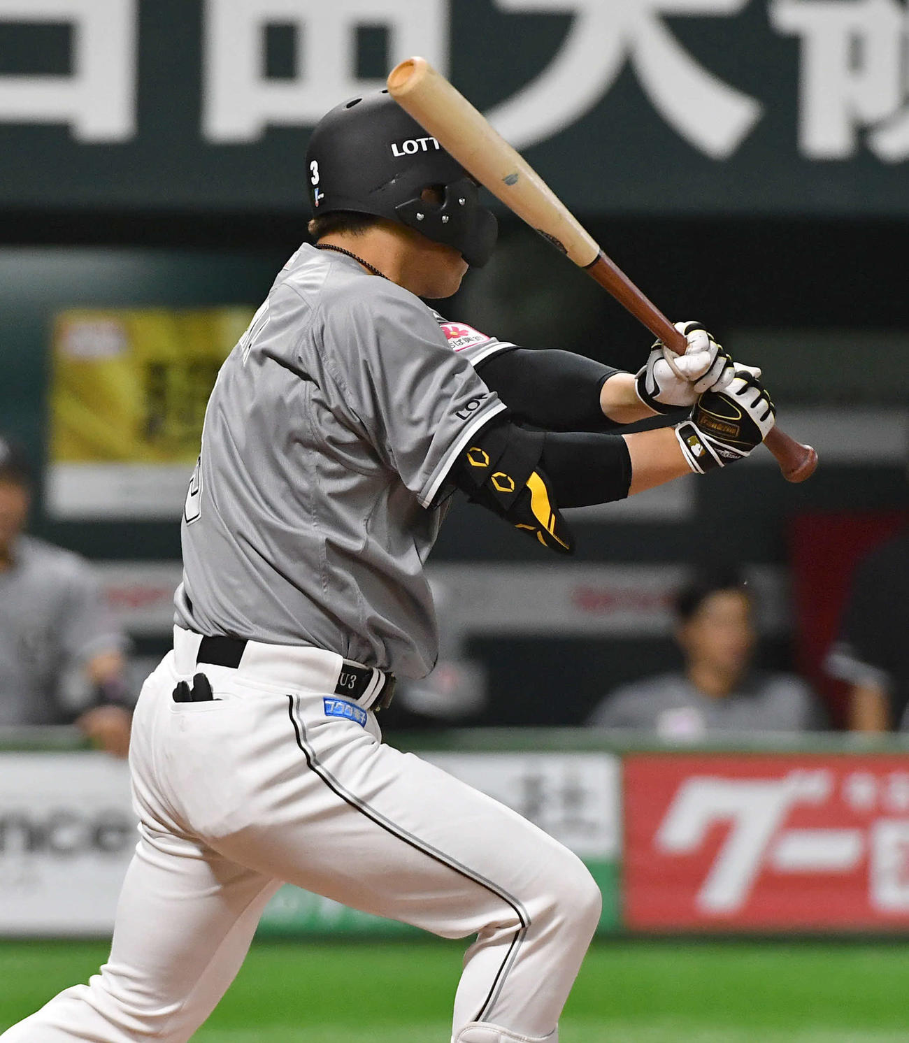 ソフトバンク対ロッテ　6回表ロッテ1死満塁、角中は左2点適時打を放つ（撮影・岩下翔太）