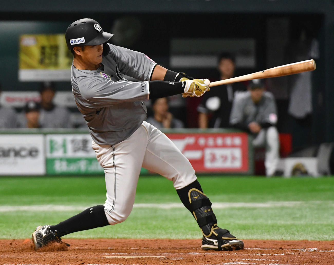 ソフトバンク対ロッテ　5回表ロッテ1死、山口は中前安打を放つ（撮影・岩下翔太）