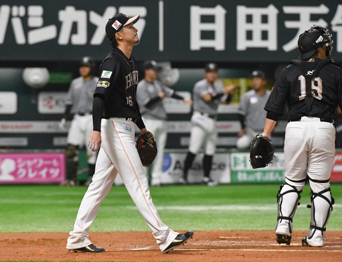 ソフトバンク対ロッテ　6回表ロッテ1死一、二塁、山口に適時中二塁打を打たれ、悔しそうな表情を見せる東浜（撮影・岩下翔太）