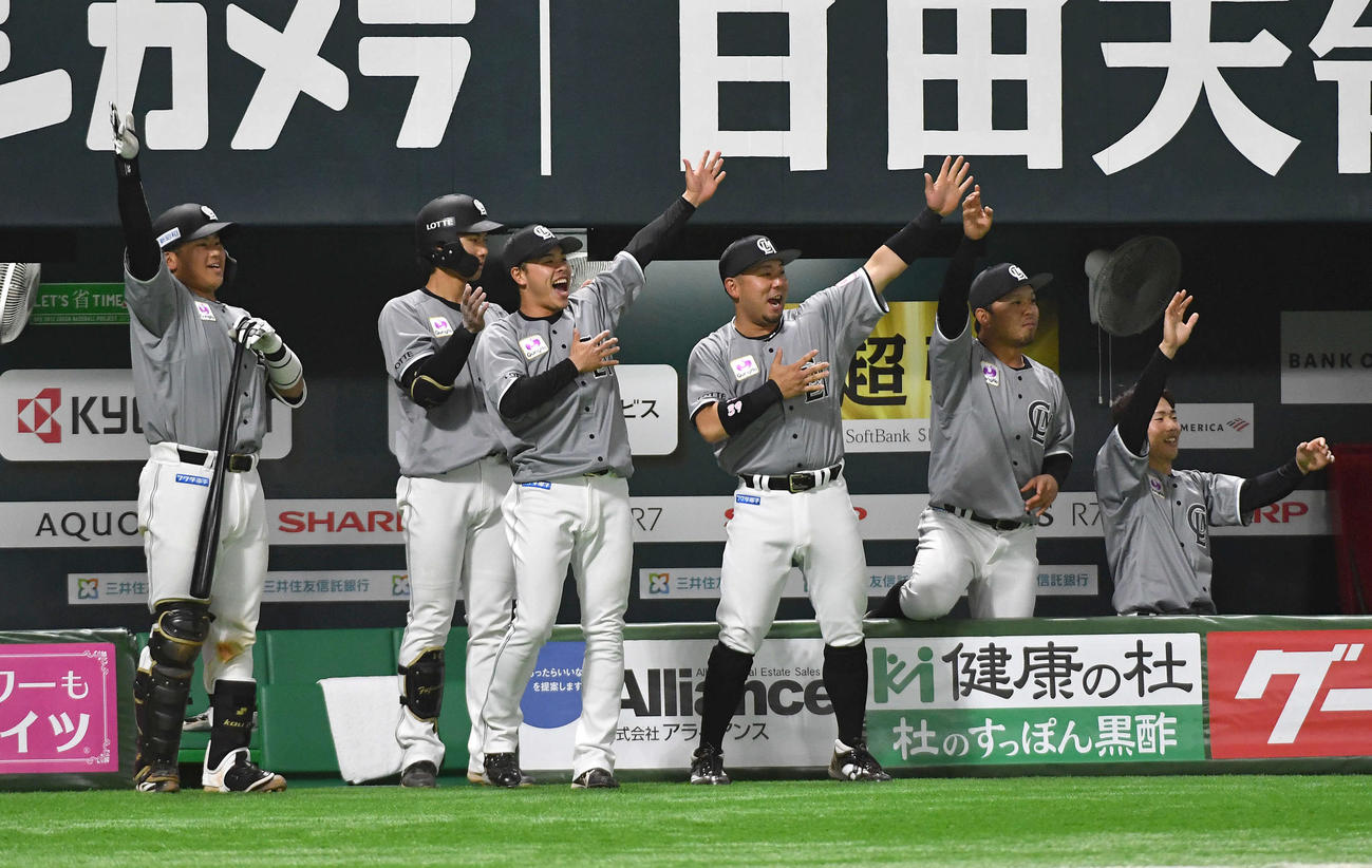 ソフトバンク対ロッテ　6回表ロッテ1死一、二塁、山口が適時中二塁打を放ち、ベンチ前で笑顔でポーズを決めるロッテナイン（撮影・岩下翔太）