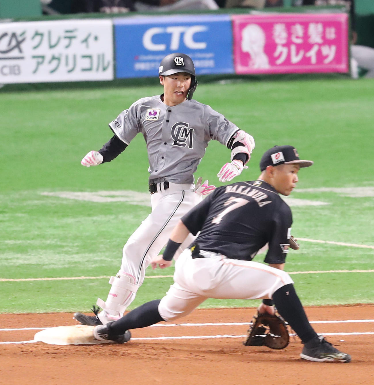 6回表ロッテ1死、友杉篤輝は遊内野安打を放つ（撮影・梅根麻紀）