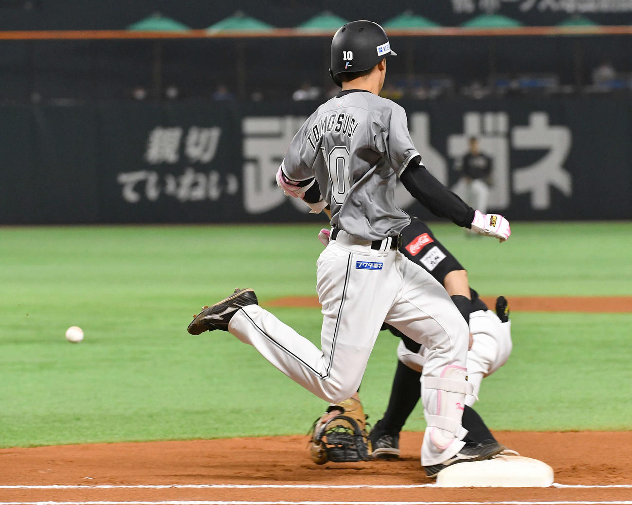 6回表ロッテ1死、友杉は遊撃内野安打を放つ（撮影・岩下翔太）