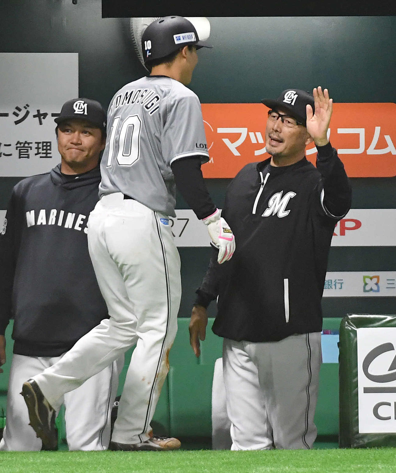 6回表ロッテ1死満塁、角中勝也の左2点適時打で生還した友杉（左から2人目）を笑顔で迎える吉井監督（撮影・岩下翔太）