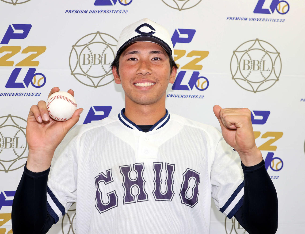 亜大対中大　ホームランボールを手に笑顔を見せる中大・伊藤櫂（撮影・鈴木正人）
