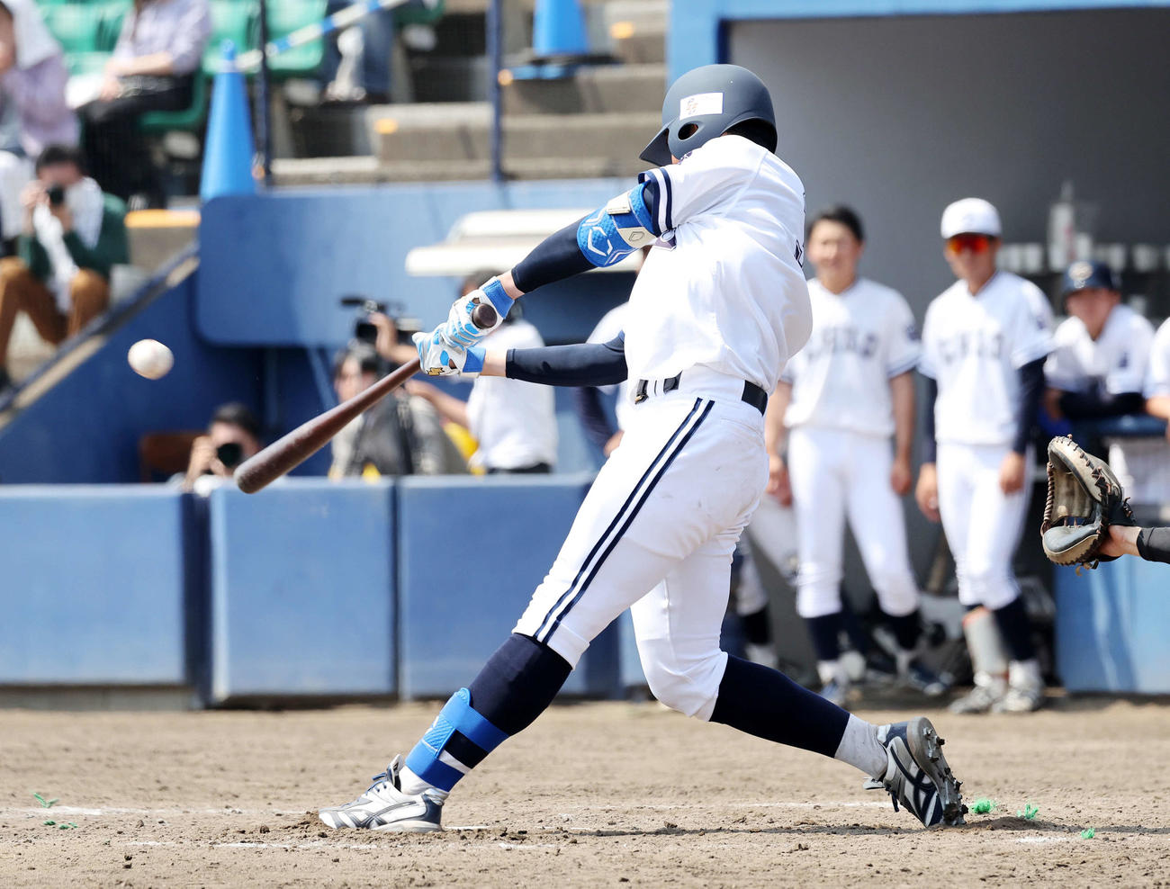 亜大対中大　5回裏中大1死一、二塁、伊藤櫂は左越え3点本塁打を放つ（撮影・鈴木正人）