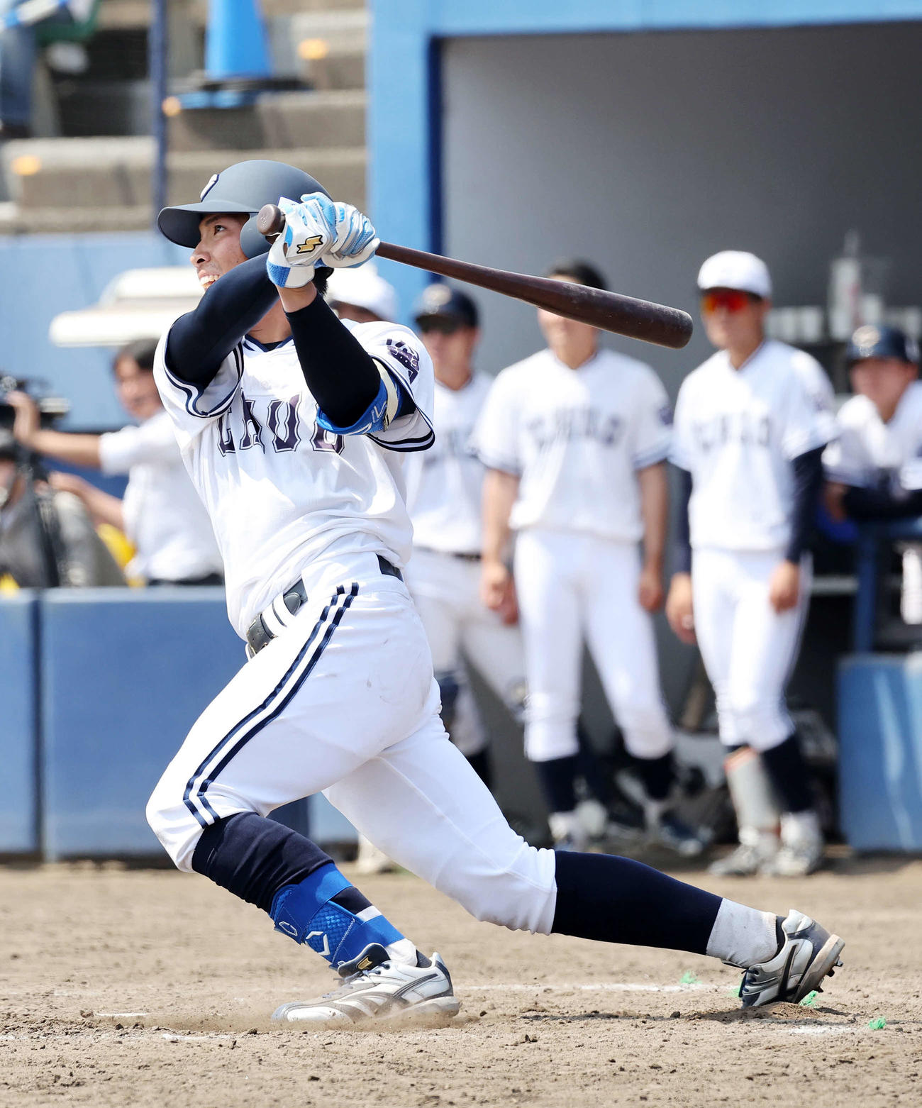 亜大対中大　5回裏中大1死一、二塁、伊藤櫂は左越え3点本塁打を放つ（撮影・鈴木正人）