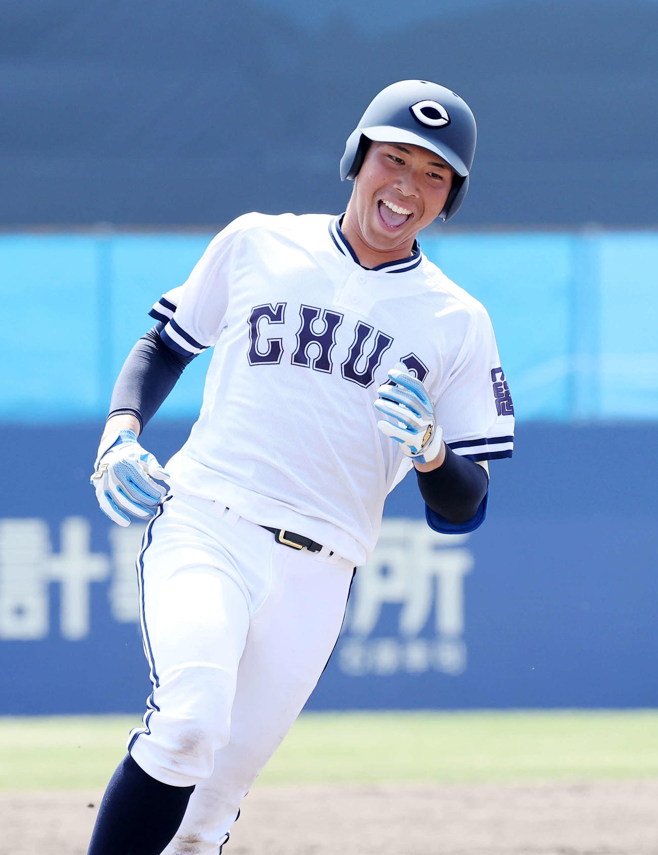 亜大対中大　5回裏中大1死一、二塁、伊藤櫂は左越え3点本塁打を放ち雄たけびを上げる（撮影・鈴木正人）