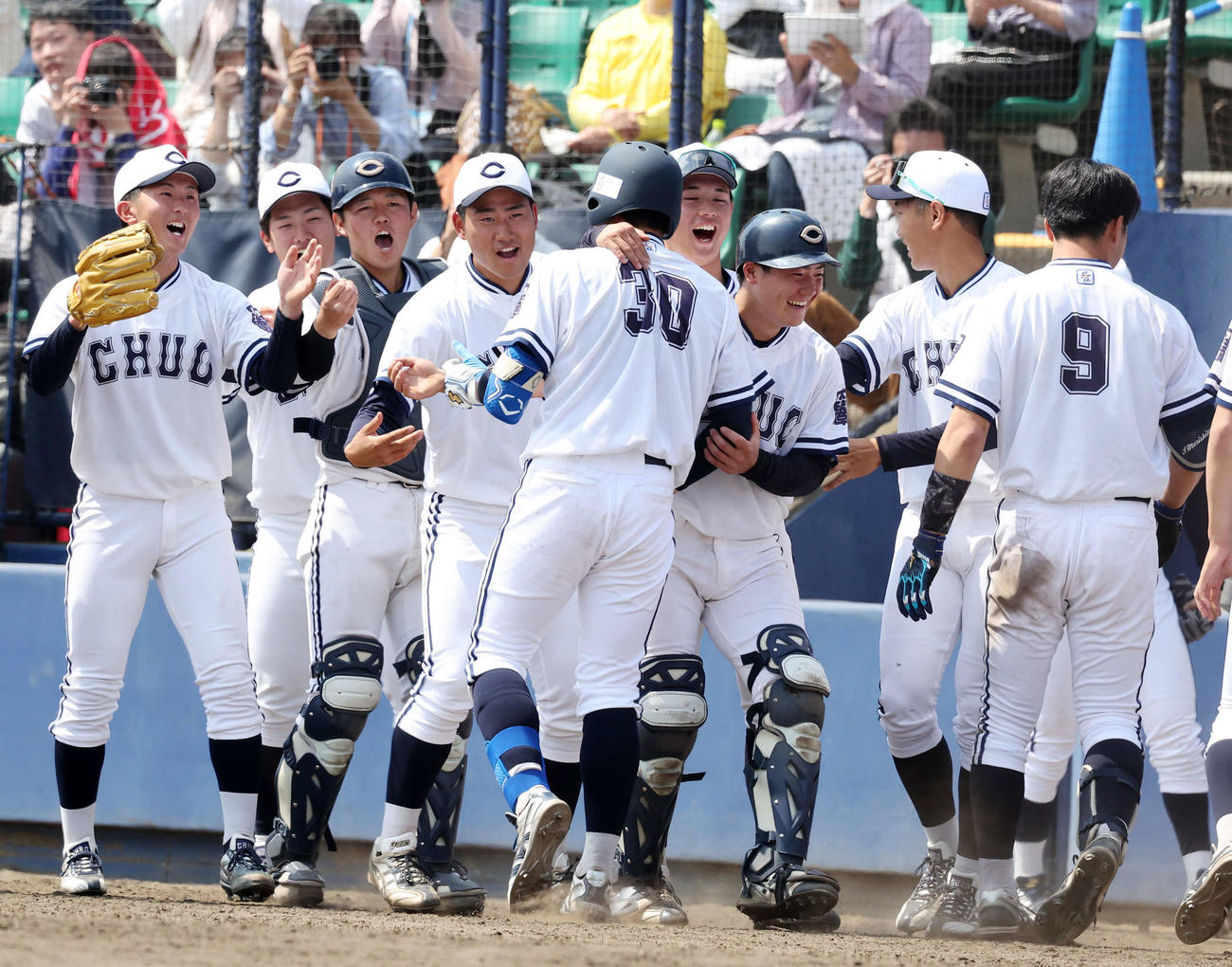 亜大対中大　5回裏中大1死一、二塁、伊藤櫂（中央）の左越え3点本塁打を喜び迎える選手たち（撮影・鈴木正人）