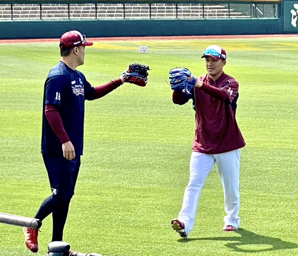 楽天則本（右）は田中将とのキャッチボールを終え、タッチする