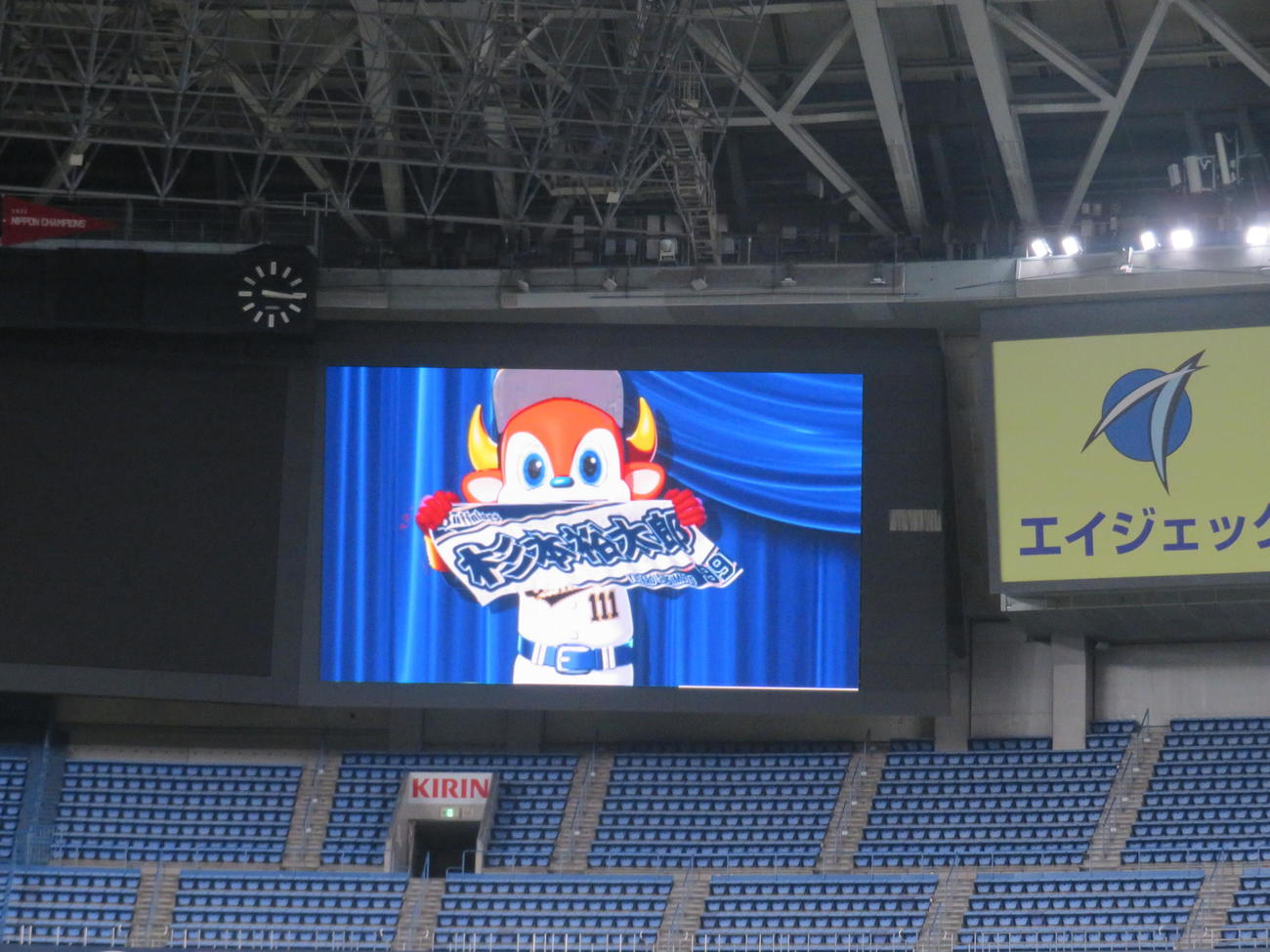 京セラドーム大阪に左右のウイングビジョンが新設され、ビジョンが拡大。オリックス選手登場の際などに流れるバファローブルがタオルを振る映像（撮影・磯綾乃）